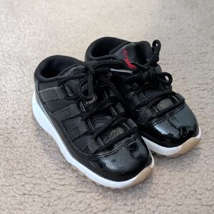 Jordan Kids Low-Top Patent Leather Sneakers in Black with White Midsole